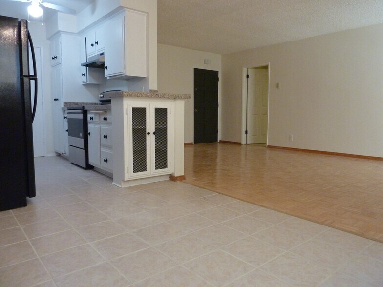 Building Photo - 2055 Rodney Dr