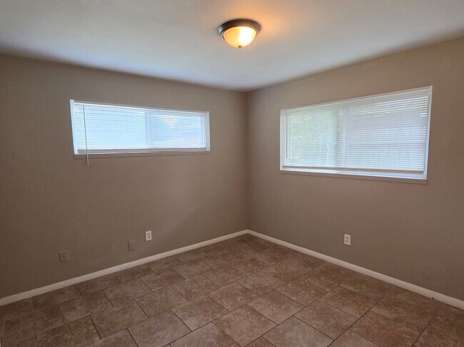 Building Photo - 9007 Glen Shadow Dr