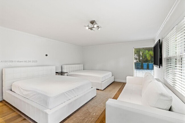 Building Photo - 11015 Lakeside Dr