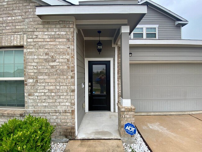 Building Photo - Welcome to This 5BR/ 2.5 BA w/ GameRoom Move-in Ready Home ~ Conveniently Located to RAFB/Ft Sam!