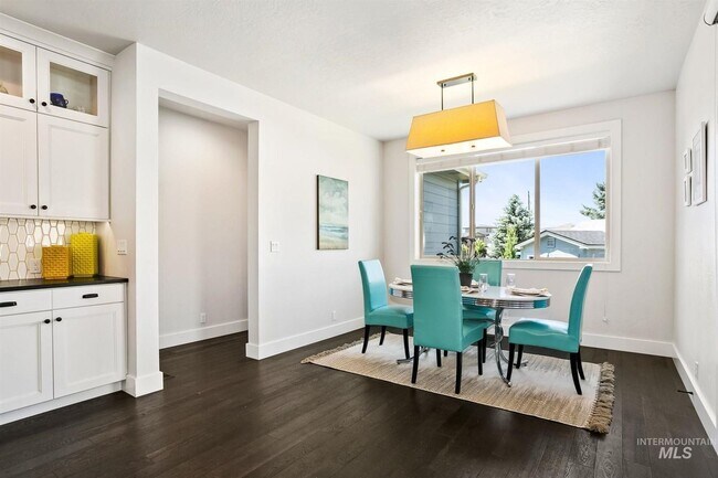Building Photo - Stunning Modern Home Near NE Foothills | Mountain Views | Designer Finishes