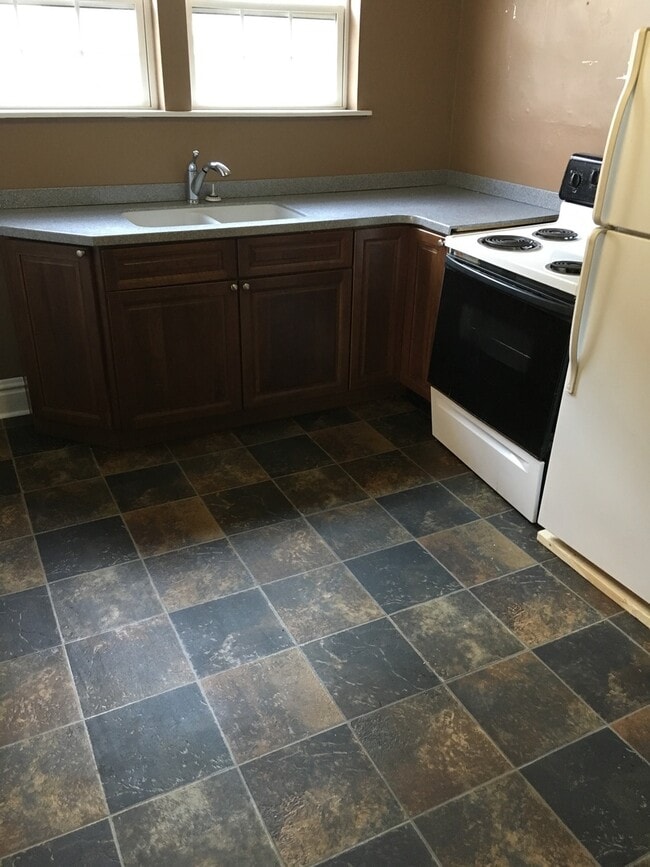 Building Photo - 2 Bedroom 1 Bath House Sycamore St  $750 No Pets  Call (304) 521-2567