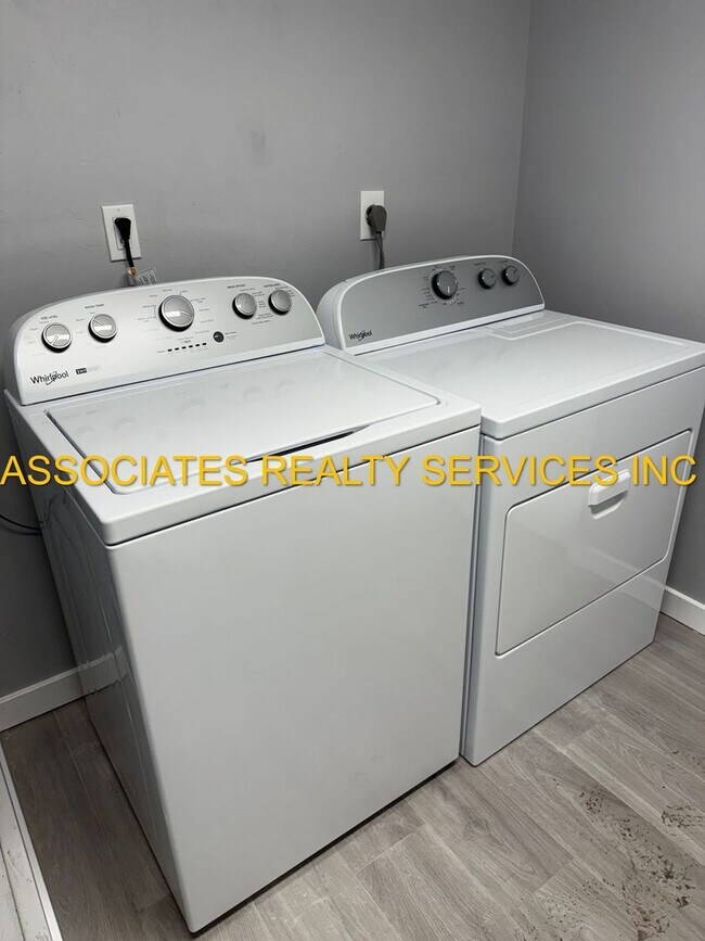 Building Photo - MUST SEE!!! 2BED/2BATH FULLY REMODELED UNIT IN GREENLEAF!!! FENCED BACK YARD!!!