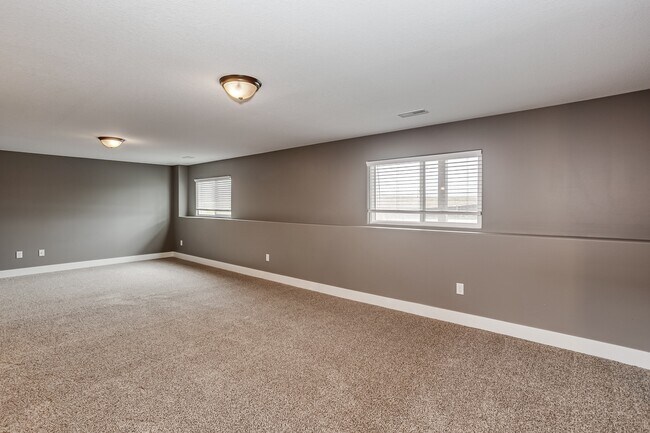 Building Photo - Stunning 5 bedroom Ranch style home