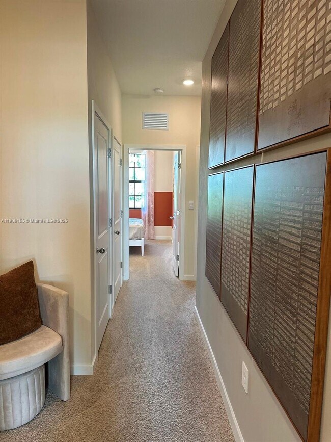 Building Photo - 814 SW 11th Wy