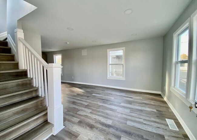 Building Photo - 2-Bedroom, 1 Bath Single Family for Rent in Middletown , OH|  Modern Kitchen