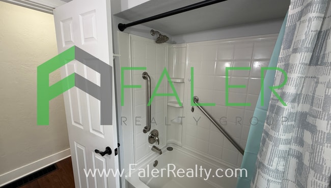 Building Photo - Show-stopping rental available!
