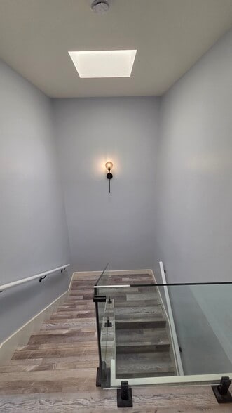 Building Photo - 21620 Burbank Blvd