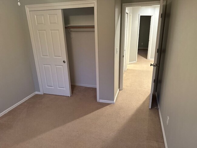 Building Photo - Quiet Neighborhood 4 bed + Office 2.5 Bath