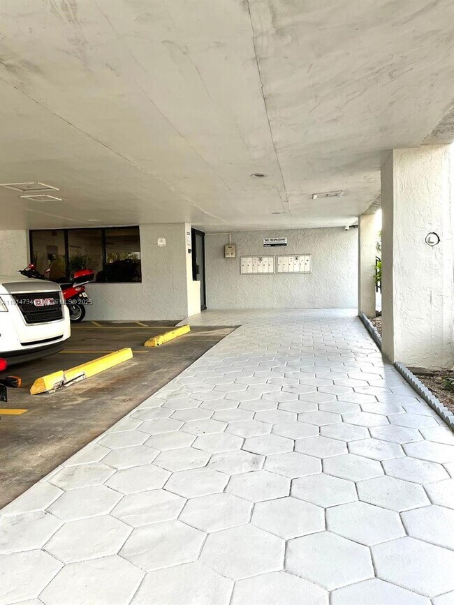 Building Photo - 6424 Collins Ave