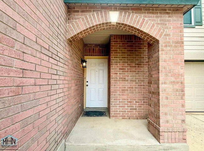 Building Photo - Beautifully Updated 2-Story 3-Bedroom, 2.5-Bathroom Gem Nestled in the Heart of San Antonio!