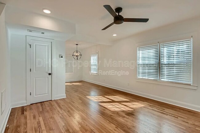 Building Photo - 406 S Columbia Dr