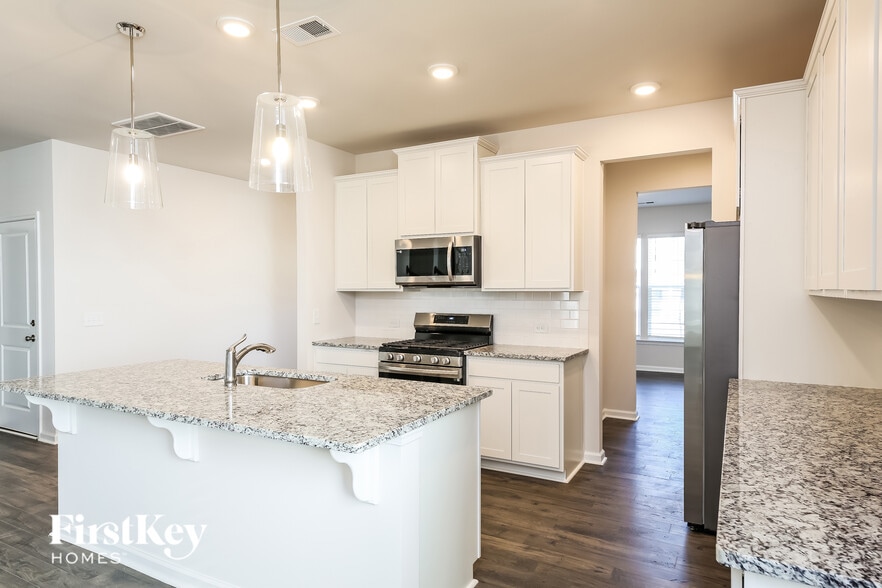 Building Photo - 562 Hillpark Ln