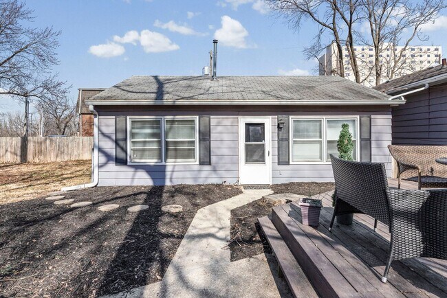 Building Photo - New Renovated Two Bed One Bath Home!!!