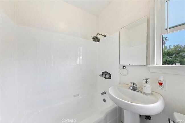 Building Photo - 3907 Edgehill Dr