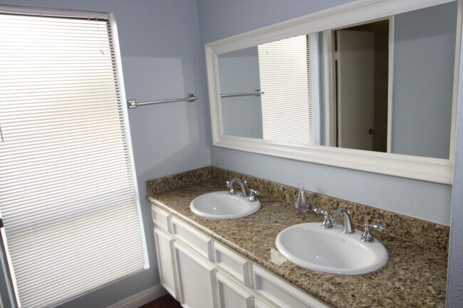 Building Photo - 2925 Wellesley Ct