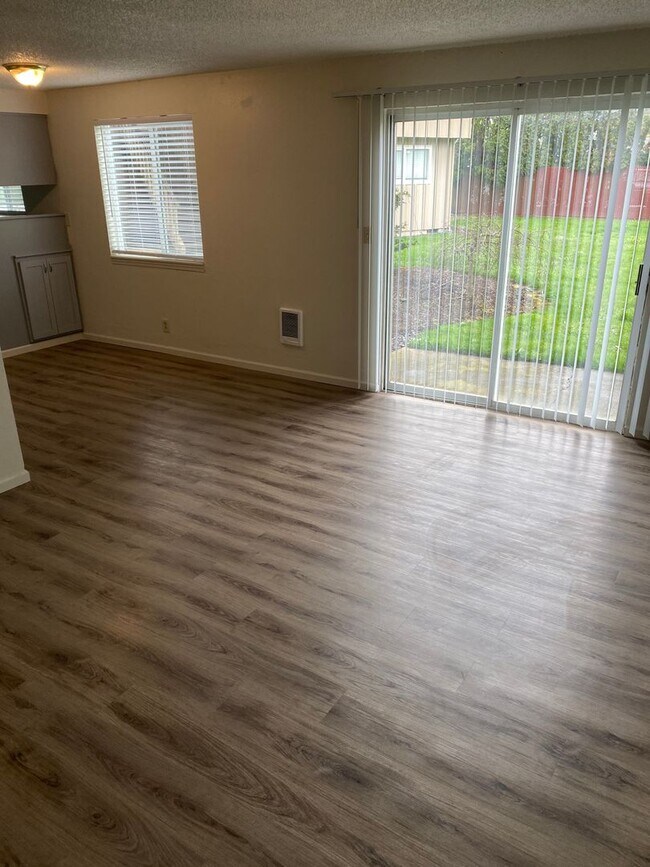 Building Photo - (905) Draper Arms Apartments - 2 Bedroom / 1 Bathroom (UPDATED)