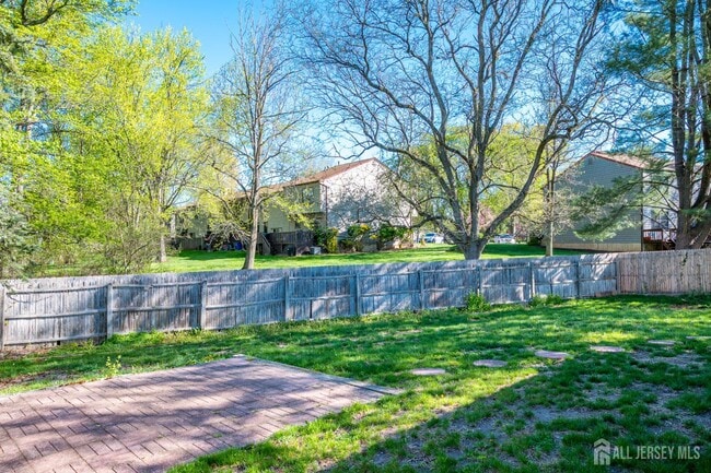 Building Photo - 6 Woodbury Rd