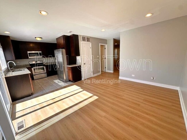 Building Photo - 1117 Ct B