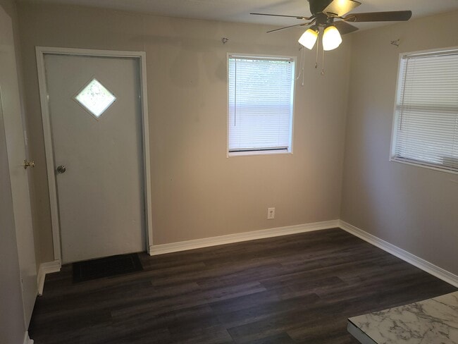 Building Photo - 8405 Verano St