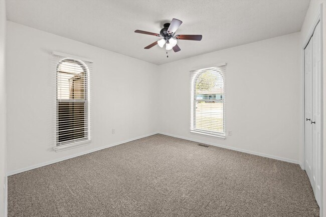 Building Photo - Updated Edmond 3BR Home – Walk to Orvis Risner Elementary – Easy OKC Commute