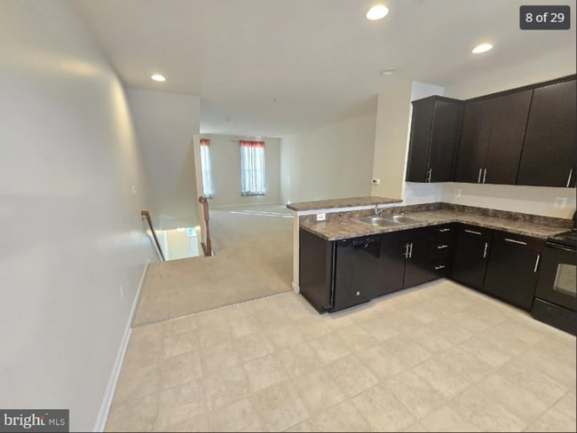 Building Photo - 3 Bedroom Beauty