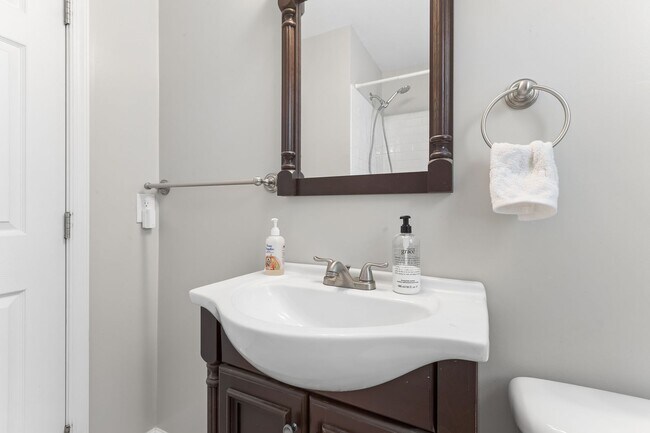 Building Photo - Renovated Bayview Beach Home!
