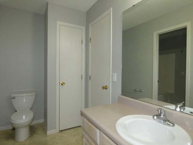 Building Photo - Town Home in North Kansas City!