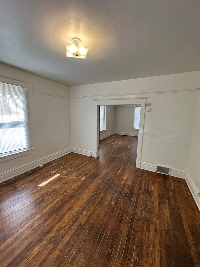 Building Photo - AJE1825