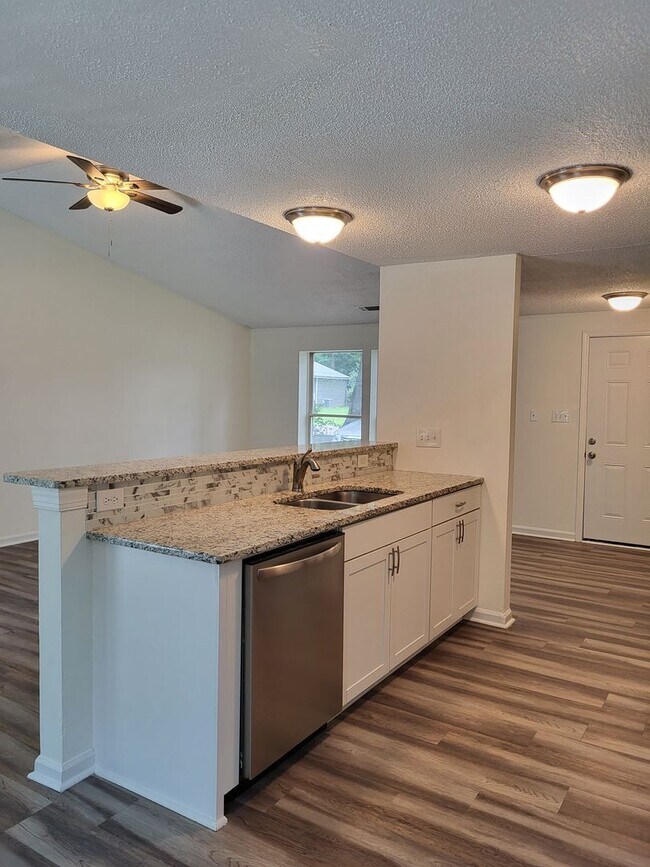 Building Photo - 3 bedroom home in Charlotte