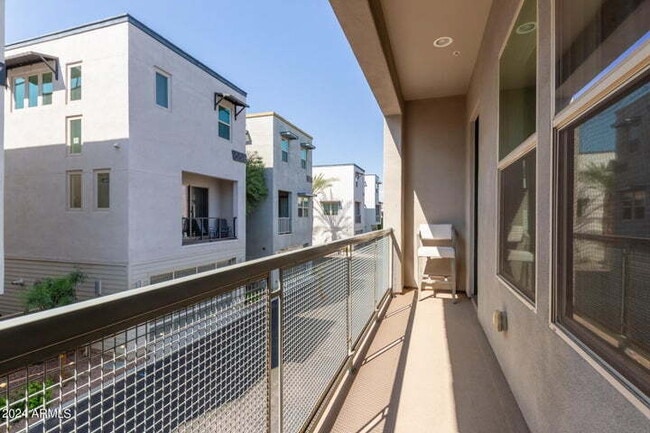 Building Photo - Amazing 2BR + Office Townhome in Old Town Scottsdale