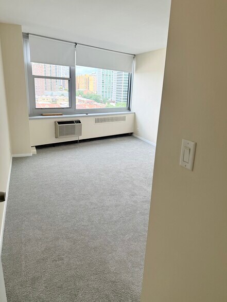 Building Photo - 555 W Cornelia Ave