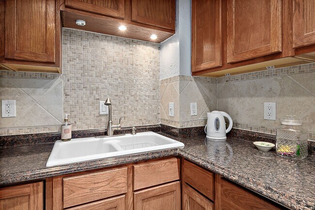 Building Photo - Spacious Oceanfront Condo