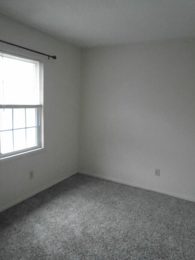 Building Photo - Charming 3 bedroom 1 1/2 bath townhouse located in Jacksonville. Just a short drive to the area b...