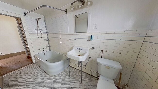 Building Photo - Spacious 2 Bedroom Apartment