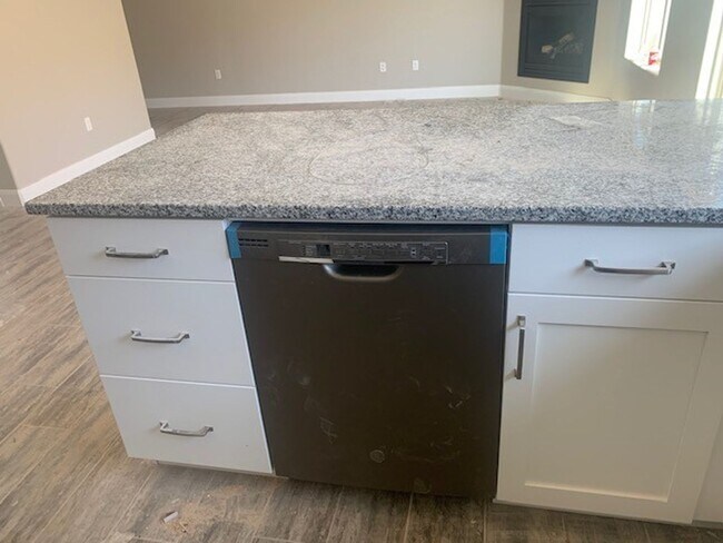 Building Photo - Gorgeous Townhome!  End Unit.