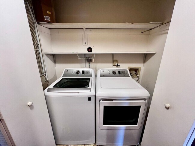 Building Photo - 2 bedroom 2 bathroom condo blocks from the Virginia Beach Oceanfront.