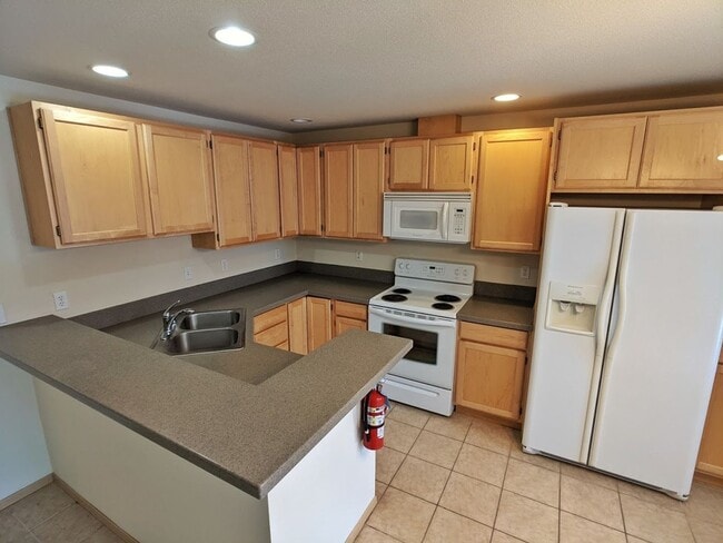 Building Photo - Townhouse, 2BD/1.5BA Condo, Radiant Heat Floors Incl Garage