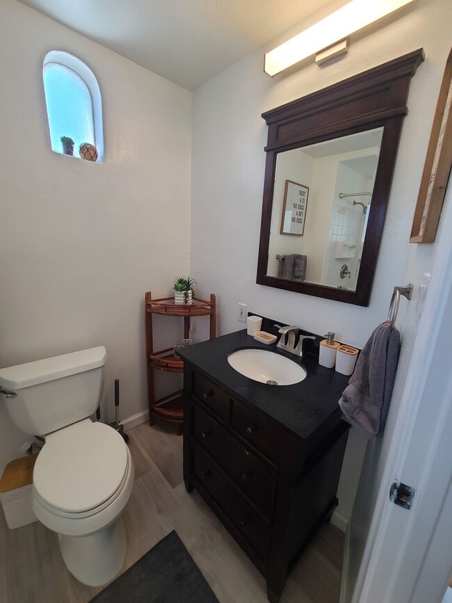 Building Photo - Charming 2 Bed 1 bath "fully furnished mon...