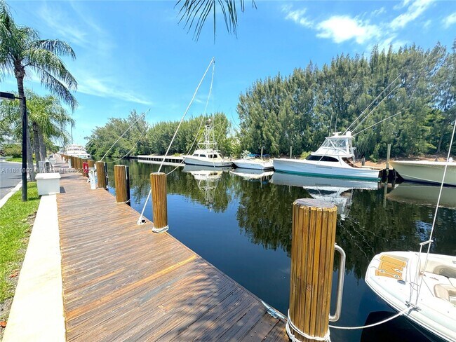 Building Photo - 6245 Bay Club Dr