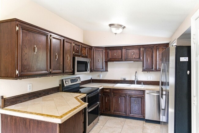 Building Photo - Spacious and versatile 6-bedroom, 2-bath split-level home
