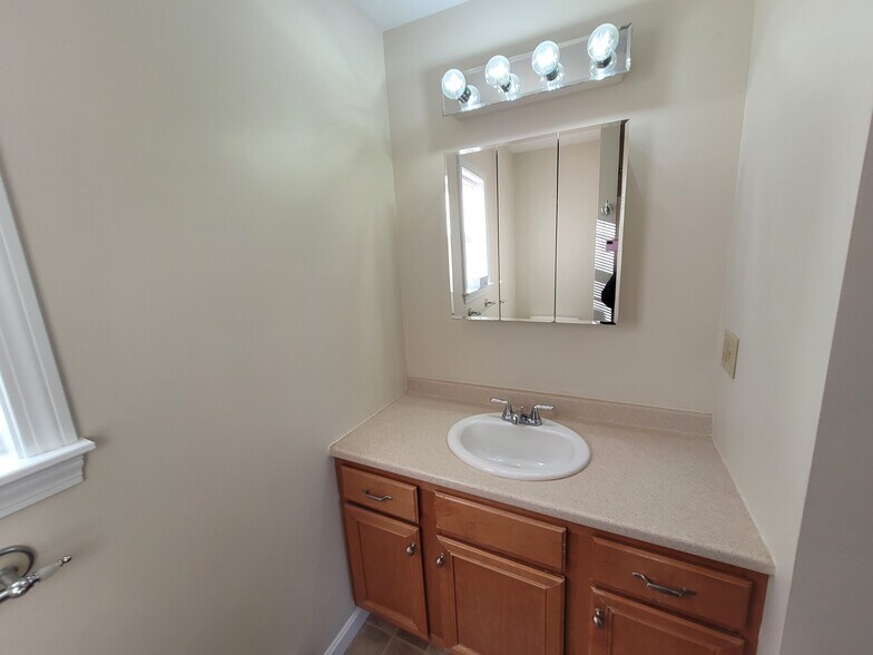 Building Photo - 10 Lupine Rd