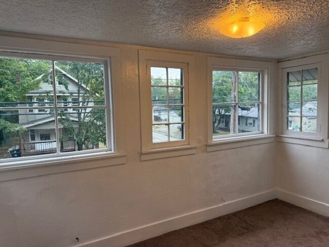 Building Photo - Charming 4-Bedroom Single Family Home for ...