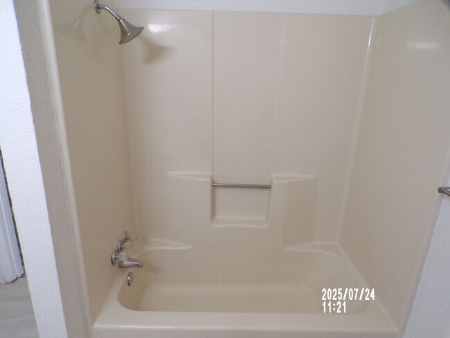 Building Photo - Newly renovated! Pet Friendly! Centrally l...