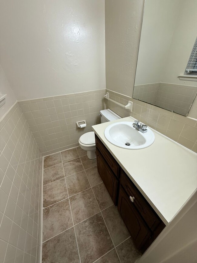 Building Photo - 3 Bed 1.5 Bath Total Electric, Fenced Back...