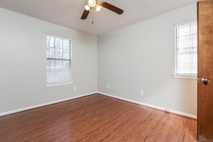 Building Photo - 105 Whitewood Dr