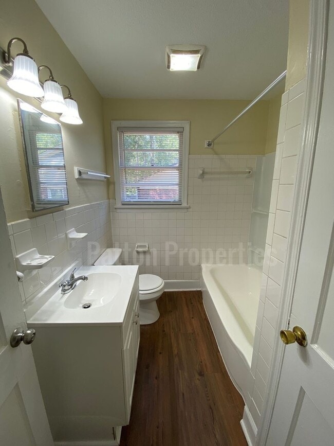 Building Photo - Colonial Heights