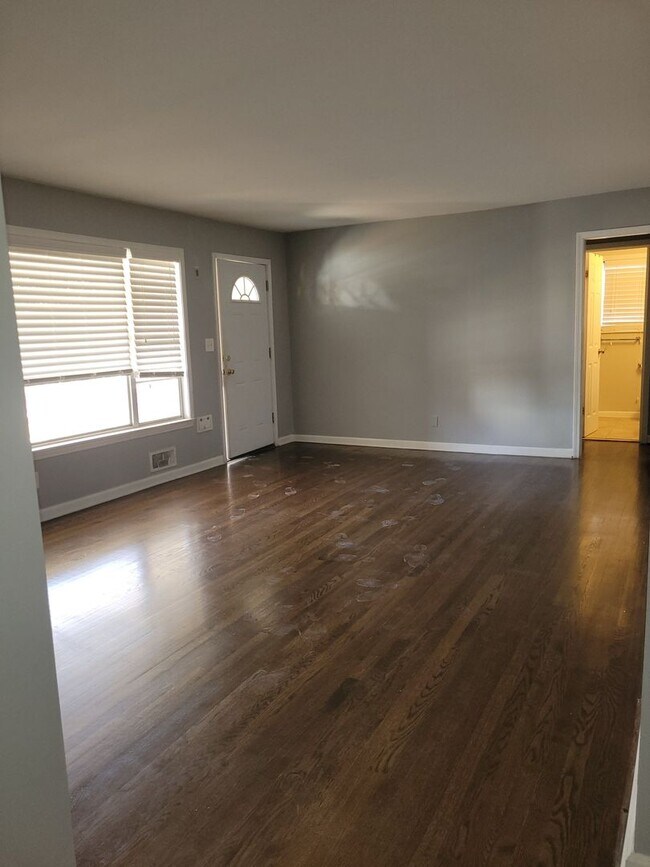 Building Photo - Beautiful 3 Bedroom Duplex