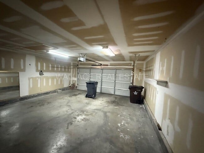 Building Photo - AWESOME 3 BEDROOM IN SOKNO IN COLONIAL EST...