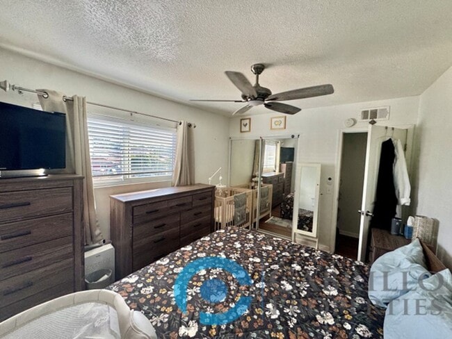 Building Photo - Beautifully Renovated 4BD/2BA Home in Cent...